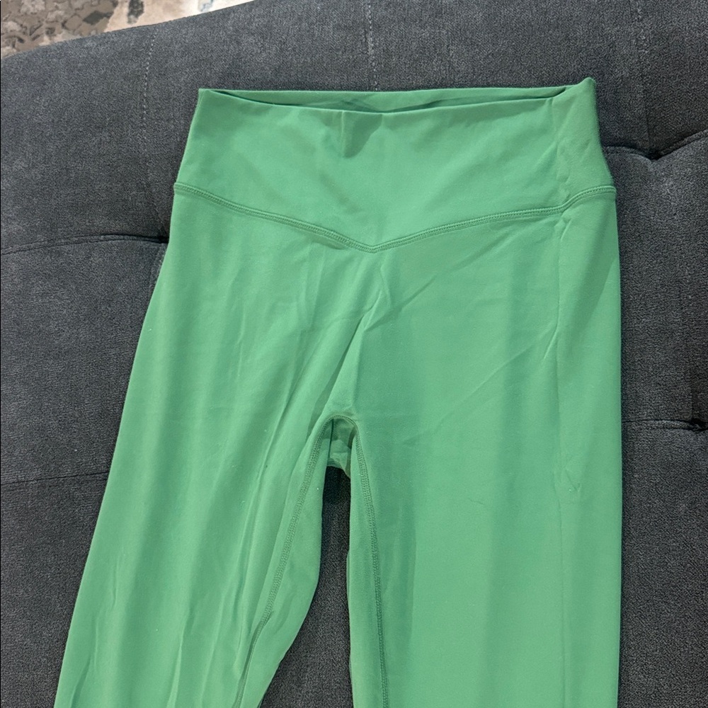 Green vitality leggings - small amount of thread pulling up on back as pictured